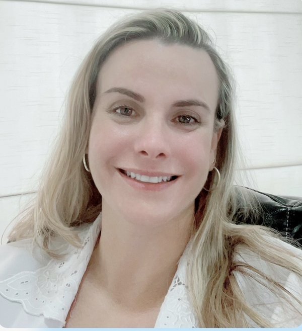Dra. Carolina Nunes Santos Barbosa, dentista especialista em odontologia do sono e aparelho intrabucal para ronco em Brasília